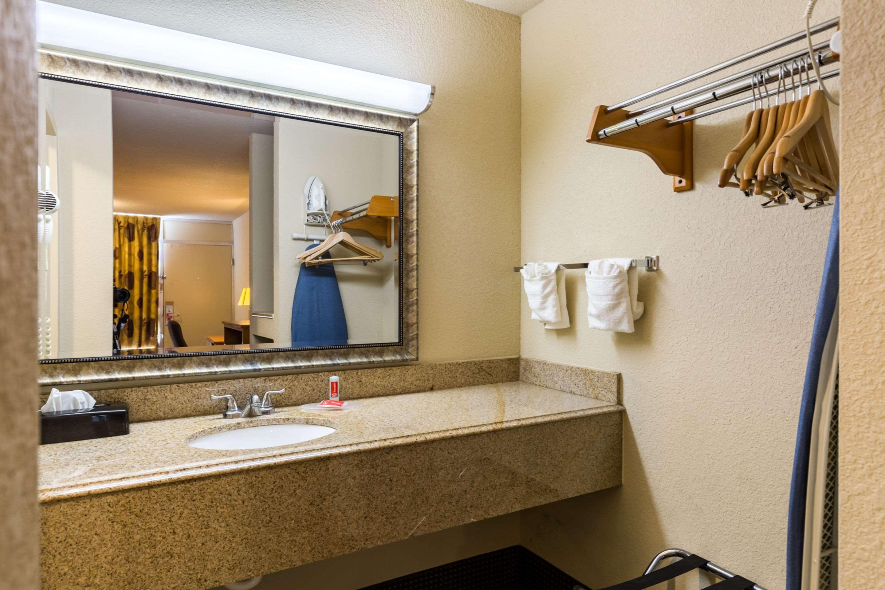 Econo Lodge Baytown Exteriör bild