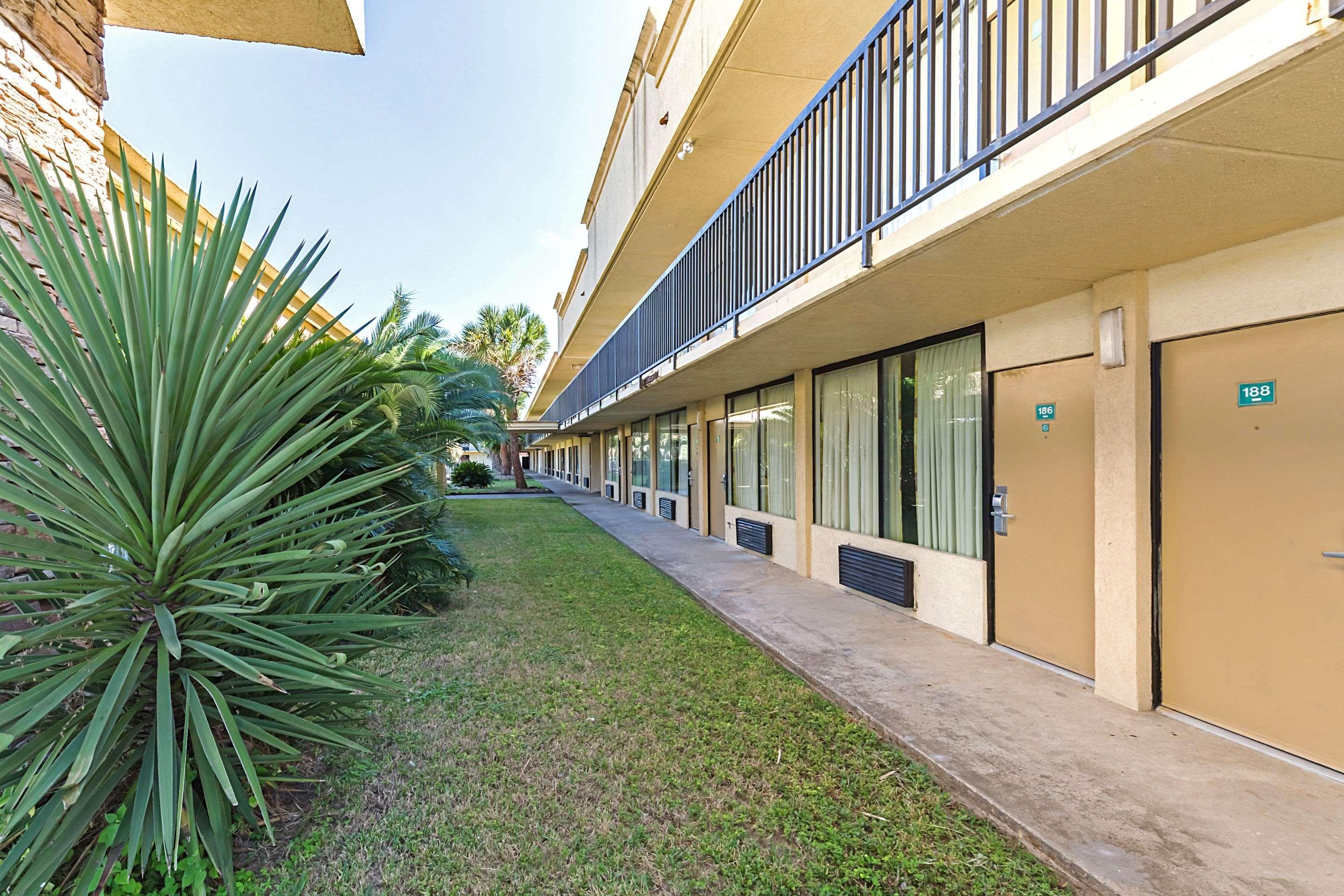 Econo Lodge Baytown Exteriör bild